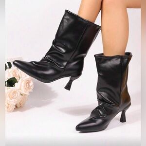 Slouchy black faux leather vegan women’s black ankle boots size 6.5. 37